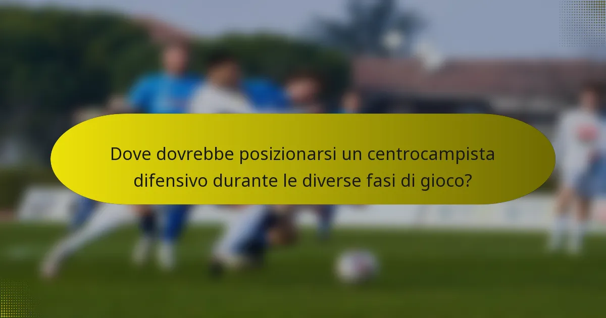 Dove dovrebbe posizionarsi un centrocampista difensivo durante le diverse fasi di gioco?